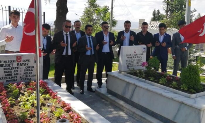 ŞEHİTLERİN KABRİNİ ZİYARET ETTİLER