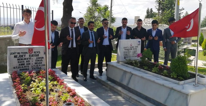 ŞEHİTLERİN KABRİNİ ZİYARET ETTİLER