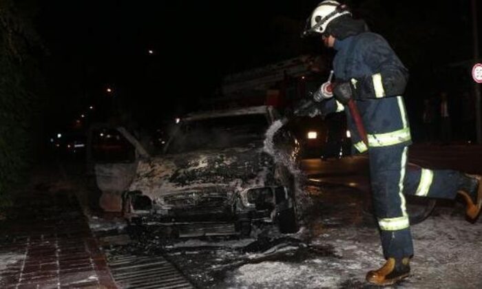 PARK HALİNDEKİ OTOMOBİL YANDI
