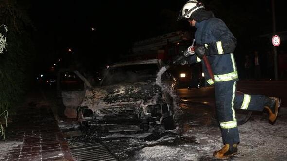 PARK HALİNDEKİ OTOMOBİL YANDI