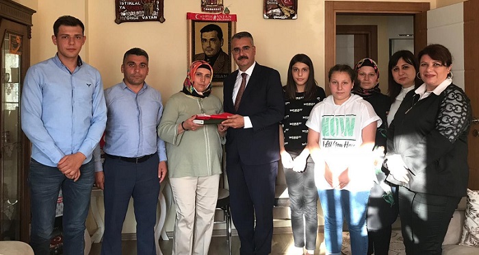ŞEHİT VE GAZİ AİLELERİNİ ZİYARET ETTİLER