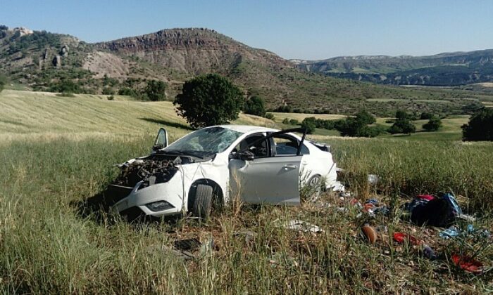 OTOMOBİL TARLAYA UÇTU:2 YARALI