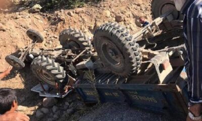 VİRAJI ALAMAYAN TRAKTÖR DEVRİLDİ