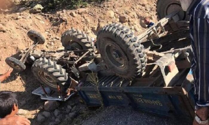 VİRAJI ALAMAYAN TRAKTÖR DEVRİLDİ