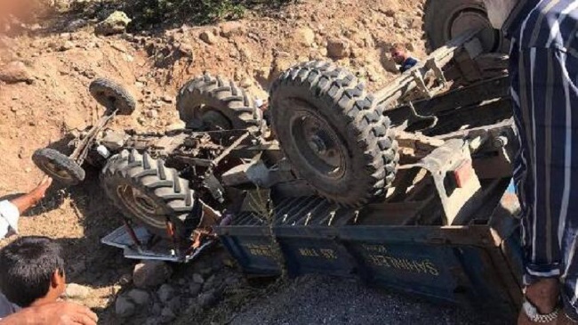 VİRAJI ALAMAYAN TRAKTÖR DEVRİLDİ