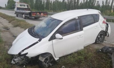 OTOMOBİL BARİYERLERE ÇARPTI: 3 YARALI