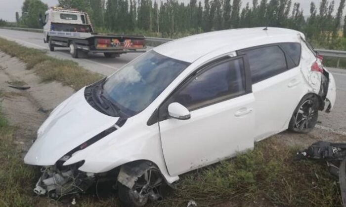 OTOMOBİL BARİYERLERE ÇARPTI: 3 YARALI