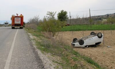 OTOMOBİL TARLAYA DEVRİLDİ: 2 YARALI