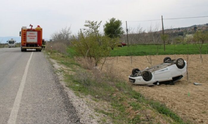 OTOMOBİL TARLAYA DEVRİLDİ: 2 YARALI