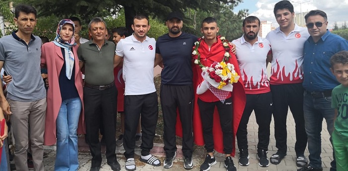 MİLLİ GÜREŞÇİMİZE COŞKULU KARŞILAMA