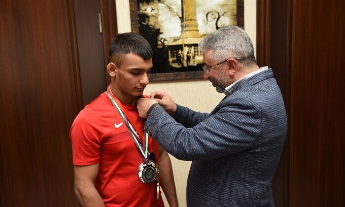 BAŞKAN ŞAMPİYONU ALTINLA ÖDÜLLENDİRDİ