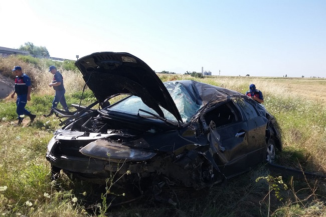 OTOMOBİL DEVRİLDİ: 2 AĞIR 3 YARALI
