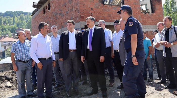 VALİ ÇİFTÇİ KÖYDE İNCELEMELERDE BULUNDU