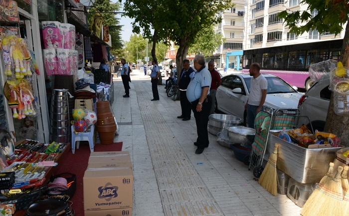 BELEDİYE’DEN KALDIRIM İŞGALİ DENETİMİ