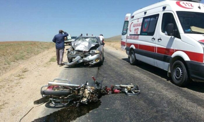 OTOMOBİL İLE MOTOSİKLET ÇARPIŞTI: 1 ÖLÜ