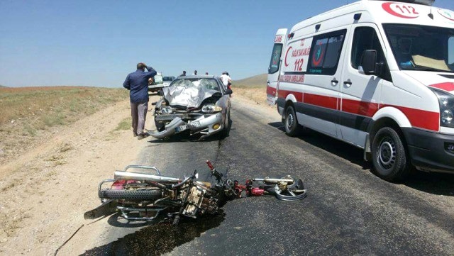 OTOMOBİL İLE MOTOSİKLET ÇARPIŞTI: 1 ÖLÜ