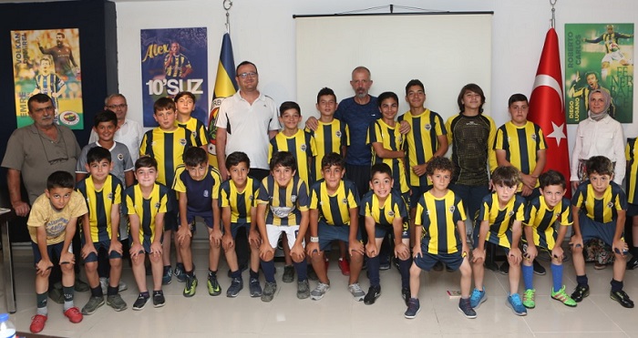 HEM OKUYOR HEM DE OYNUYORLAR