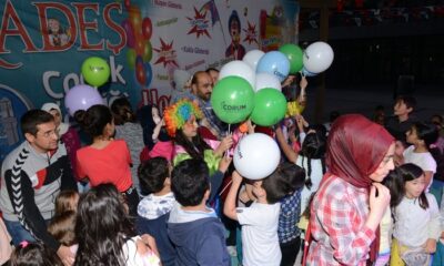 ŞENLİKTE ÇOCUKLARA BALON DAĞITTILAR