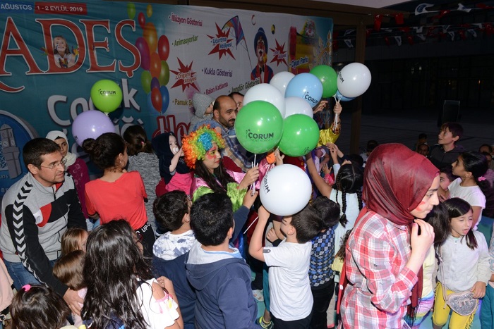 ŞENLİKTE ÇOCUKLARA BALON DAĞITTILAR