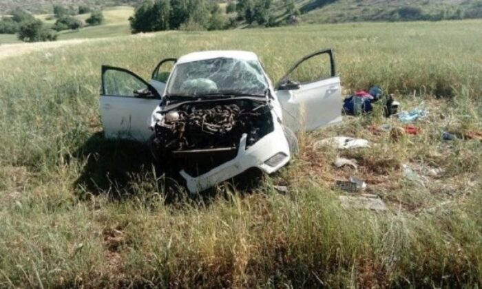 OTOMOBİL TARLAYA UÇTU: 1 ÖLÜ