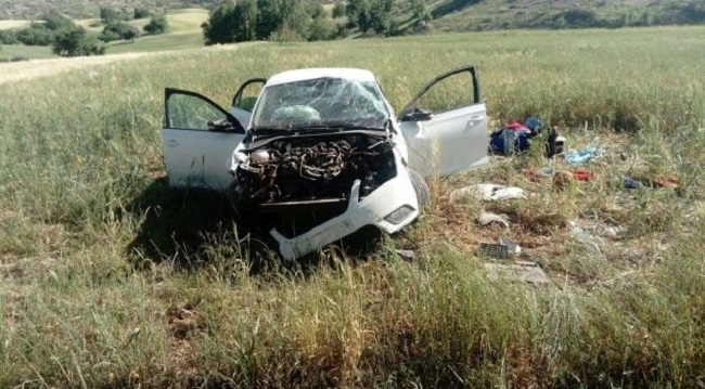 OTOMOBİL TARLAYA UÇTU: 1 ÖLÜ