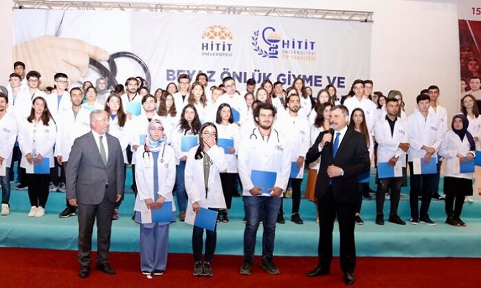 120 TIP ÖĞRENCİSİ BEYAZ ÖNLÜK GİYDİ