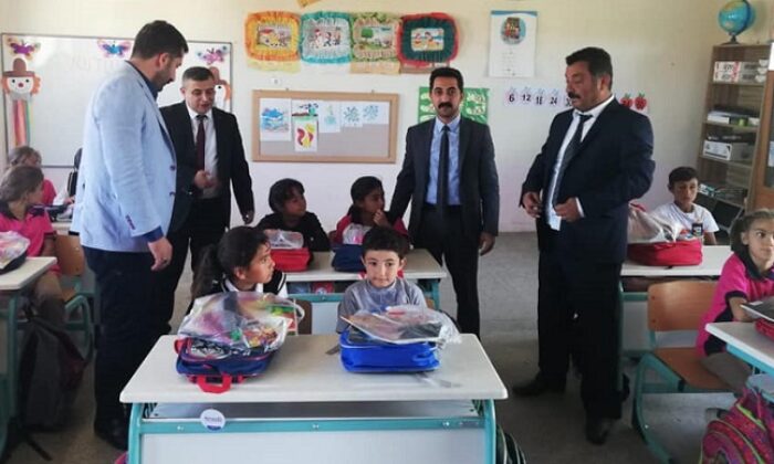 KÖYDEKİ ÖĞRENCİLERİ SEVİNDİRDİLER