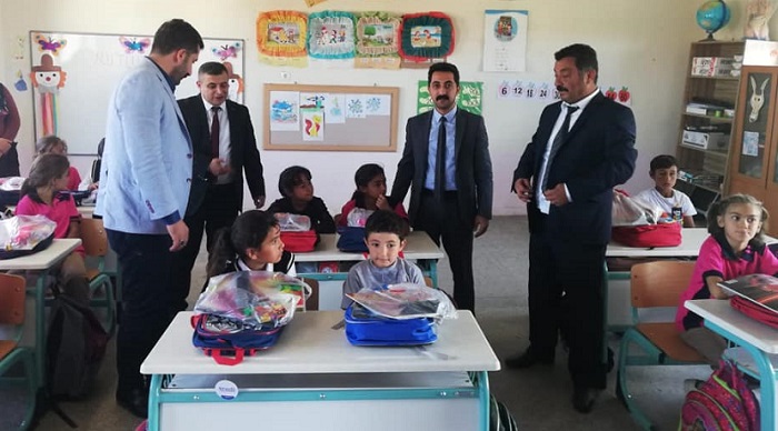 KÖYDEKİ ÖĞRENCİLERİ SEVİNDİRDİLER