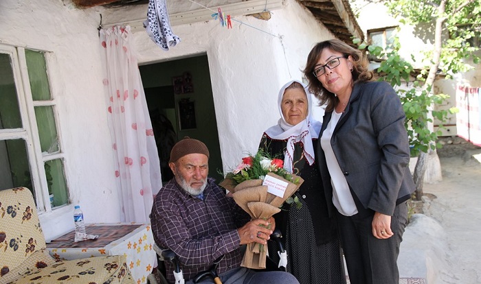BELEDİYE’DEN TEKERLEKLİ SANDALYE YARDIMI