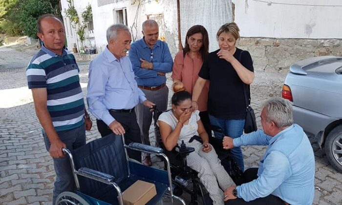 EMİNE ŞAHİN AKÜLÜ ARACINA KAVUŞTU