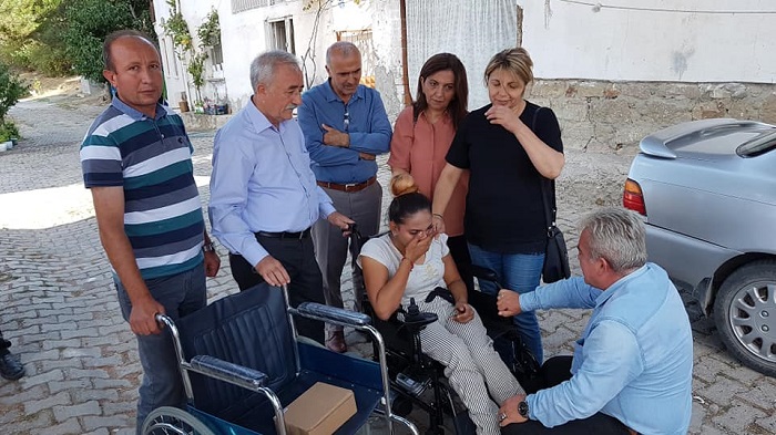 EMİNE ŞAHİN AKÜLÜ ARACINA KAVUŞTU