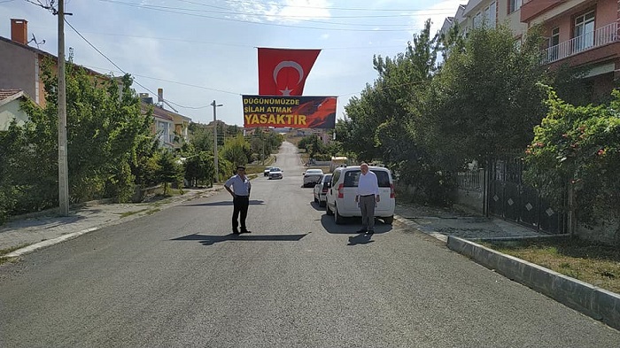 DÜĞÜN MAGANDALARINI PANKARTLA UYARDI