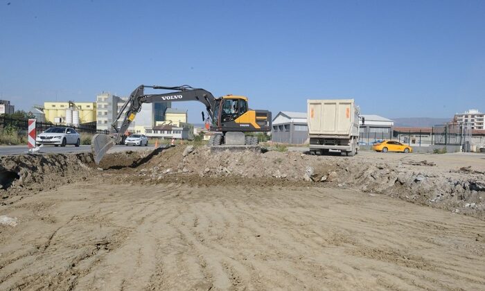 YOL GENİŞLETME ÇALIŞMASI DEVAM EDİYOR
