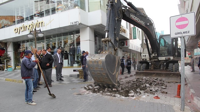 BELEDİYE CADDESİNE İLK KEPÇE VURULDU