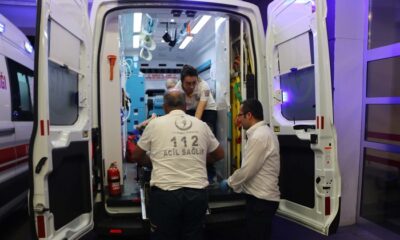 TRAKTÖR DEVRİLDİ: 2 YARALI