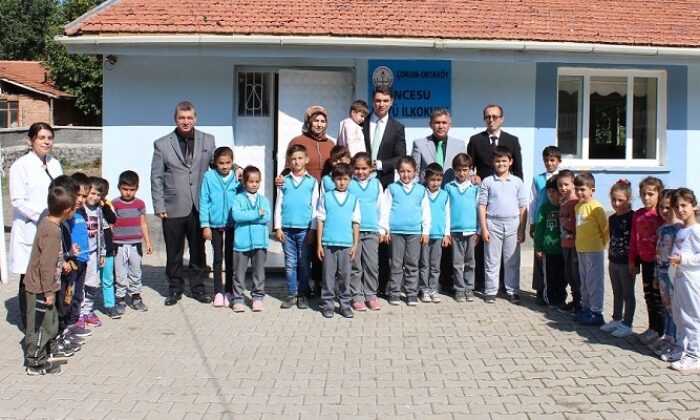 KÖY OKULUNDAKİ ÖĞRENCİLERİ SEVİNDİRDİLER