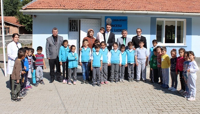 KÖY OKULUNDAKİ ÖĞRENCİLERİ SEVİNDİRDİLER