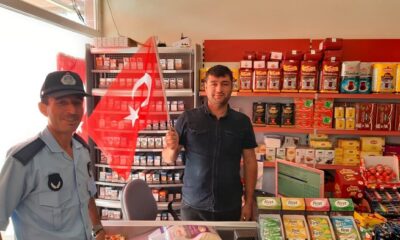 ESNAFA VE HALKA BAYRAK DAĞITTILAR