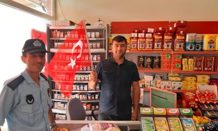 ESNAFA VE HALKA BAYRAK DAĞITTILAR