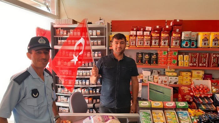 ESNAFA VE HALKA BAYRAK DAĞITTILAR