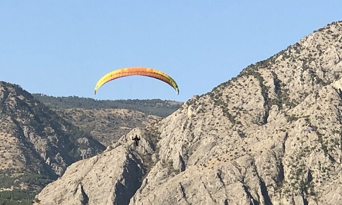 YAMAÇ PARAŞÜTÇÜLERİNİN BÜYÜLEYEN UÇUŞU