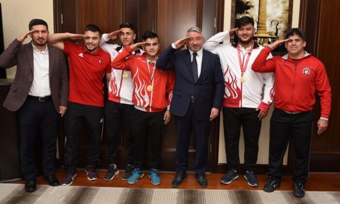 ŞAMPİYONLARDAN BAŞKAN AŞGIN’A ZİYARET