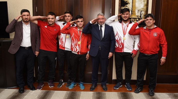 ŞAMPİYONLARDAN BAŞKAN AŞGIN’A ZİYARET