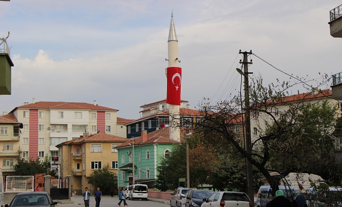 İMAM MİNAREYE TÜRK BAYRAĞI ASTI