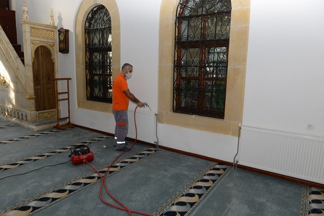 CAMİLERİN TEMİZLİĞİ ARALIKSIZ SÜRÜYOR