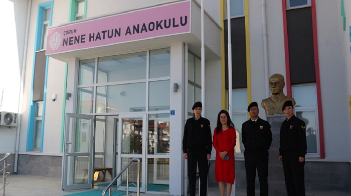 JANDARMA ATATÜRK BÜSTÜ HEDİYE ETTİ