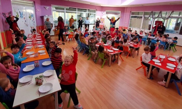 MİNİKLERE TOPLU DOĞUM GÜNÜ SÜRPRİZİ