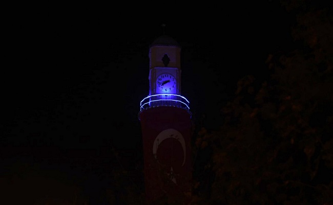 SAAT KULESİ MAVİ RENK İLE IŞIKLANDIRILDI