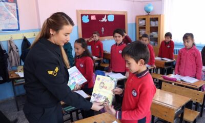 JANDARMA KİTAP BAĞIŞINA DESTEK OLDU