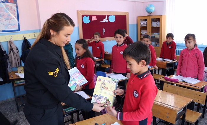 JANDARMA KİTAP BAĞIŞINA DESTEK OLDU
